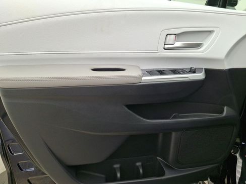 Used 2026 Toyota Sienna XLE FWD image 13
