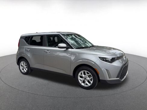 Used 2025 Kia Soul LX w/ LX Technology Package image 2