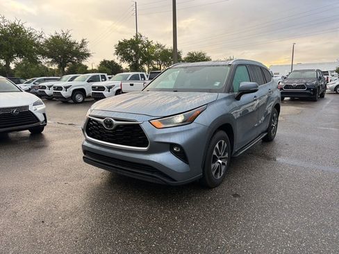 Used 2021 Toyota Highlander XLE FWD image 1