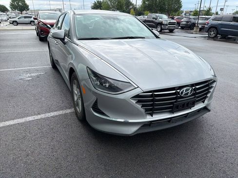 Used 2023 Hyundai Sonata SE FWD image 2