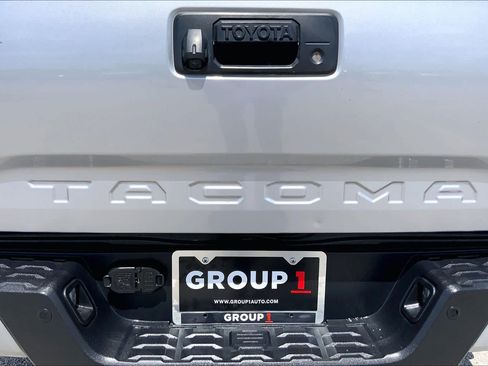 Used 2018 Toyota Tacoma TRD Off-Road w/ Technology Package AWD/4WD image 10
