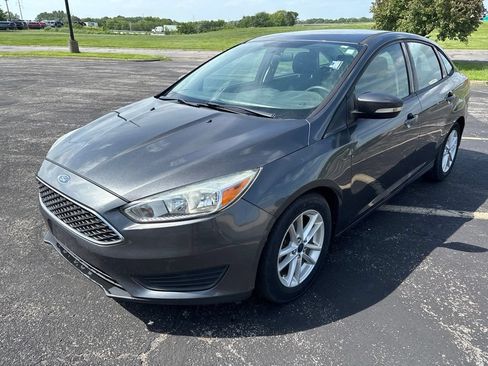 Used 2016 Ford Focus SE FWD image 1