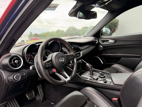 Used 2017 Alfa Romeo Giulia Quadrifoglio RWD image 31