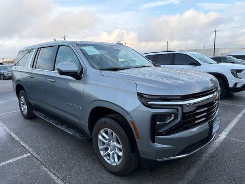 Used 2025 Chevrolet Suburban LS AWD/4WD image 4