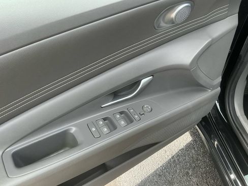 Used 2022 Hyundai Elantra SEL w/ Convenience Package FWD image 16