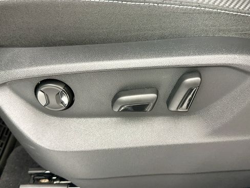 Certified 2021 Volkswagen Atlas Cross Sport SE image 17