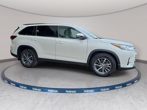 Used 2019 Toyota Highlander XLE w/ Carpet Mat Package (TMS) AWD/4WD image 5