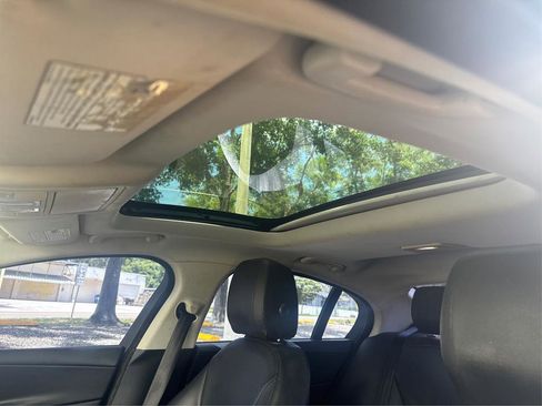 Used 2019 Jaguar XE image 12