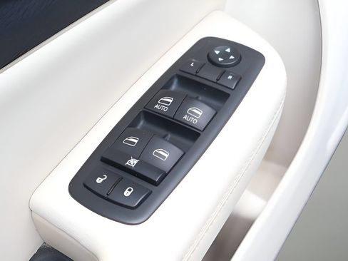 Used 2015 Chrysler 200 C FWD image 10