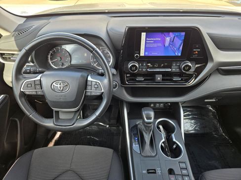 Used 2024 Toyota Highlander LE FWD image 6