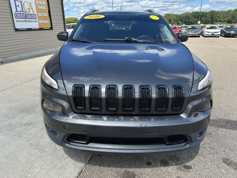Used 2016 Jeep Cherokee Latitude w/ Cold Weather Group AWD/4WD image 2