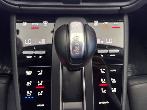 Used 2023 Porsche Macan AWD/4WD image 16