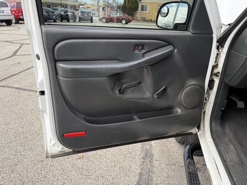 Used 2002 Chevrolet Silverado 2500 2WD Regular Cab image 18