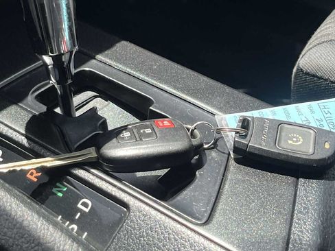 Used 2017 Toyota RAV4 LE AWD/4WD image 51