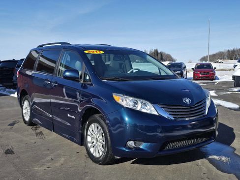 Used 2011 Toyota Sienna XLE image 5