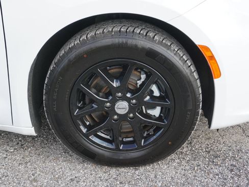 Used 2023 Chrysler Pacifica Touring-L FWD image 6