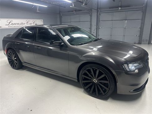 Used 2019 Chrysler 300 Touring w/ Sport Appearance Package RWD image 8