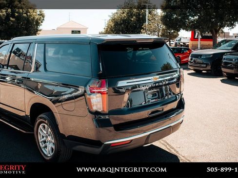 Used 2024 Chevrolet Suburban LT RWD image 15