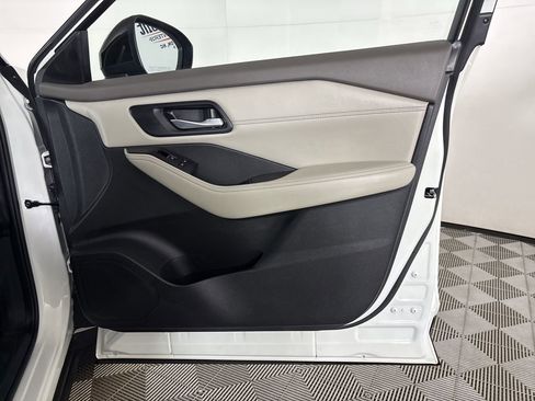 Used 2025 Nissan Rogue SL w/ Tech Package image 27