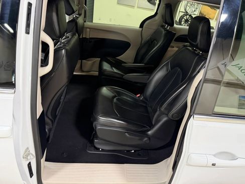 Used 2023 Chrysler Pacifica Touring-L FWD image 28
