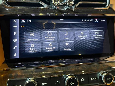 Used 2022 Bentley Bentayga AWD/4WD image 43
