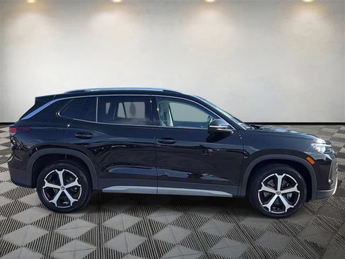 Used 2025 Volkswagen Tiguan SE AWD/4WD image 4