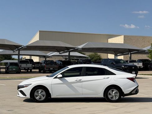 Used 2024 Hyundai Elantra SE FWD image 3