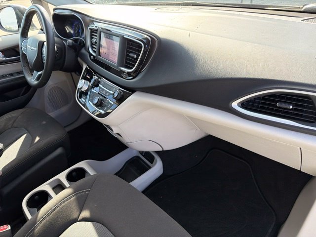 Used 2022 Chrysler Voyager LX FWD image 11