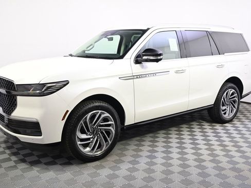 New 2026 Lincoln Navigator Reserve AWD/4WD image 2