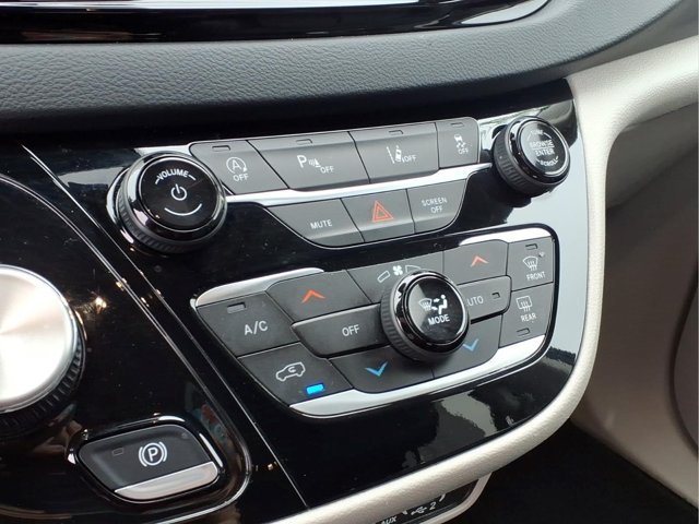 Used 2023 Chrysler Pacifica Touring-L FWD image 10