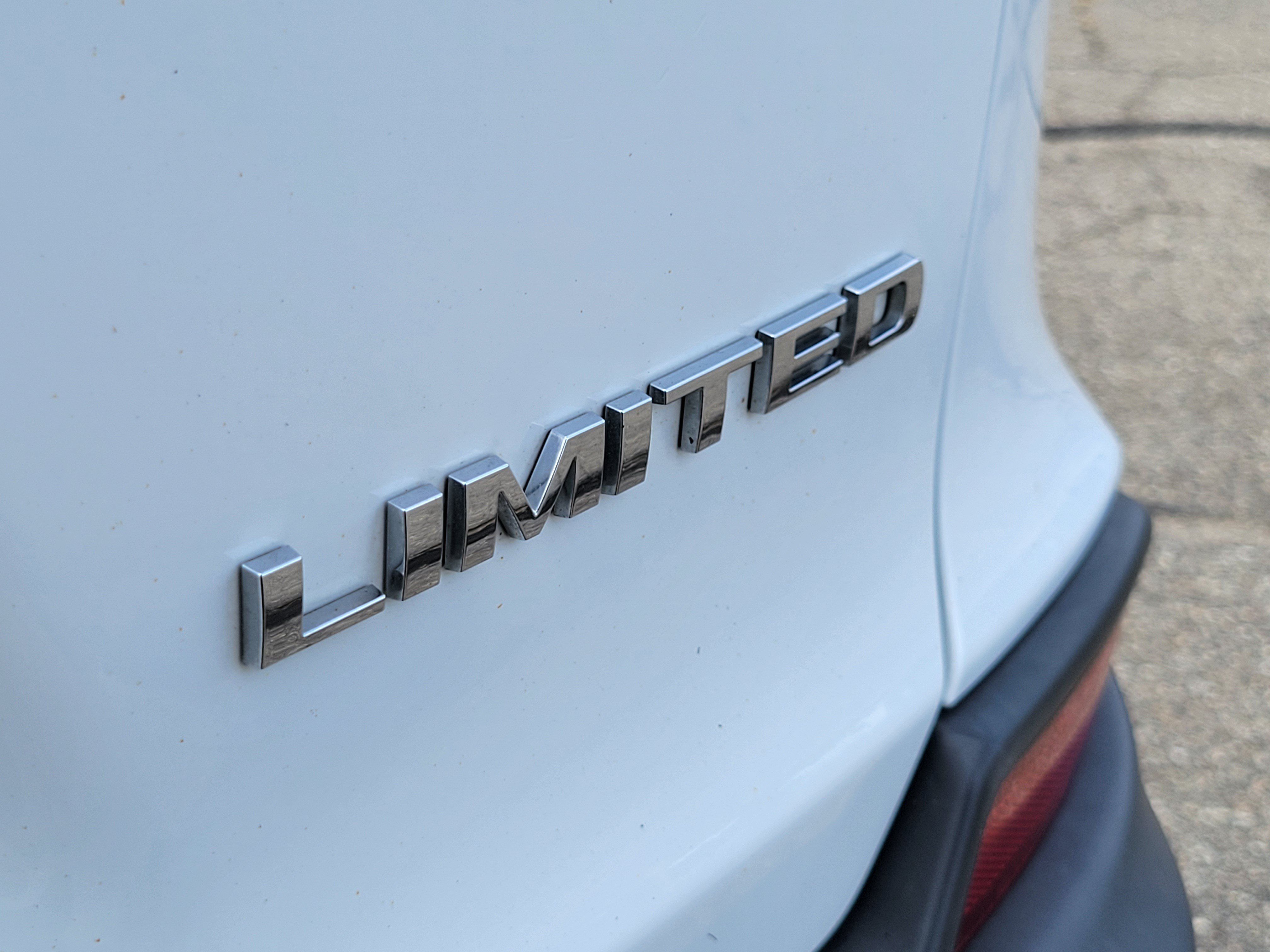 Used 2019 Jeep Cherokee Limited FWD image 22