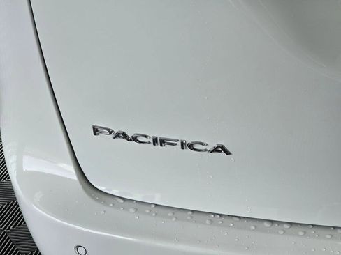 Used 2025 Chrysler Pacifica Select image 13