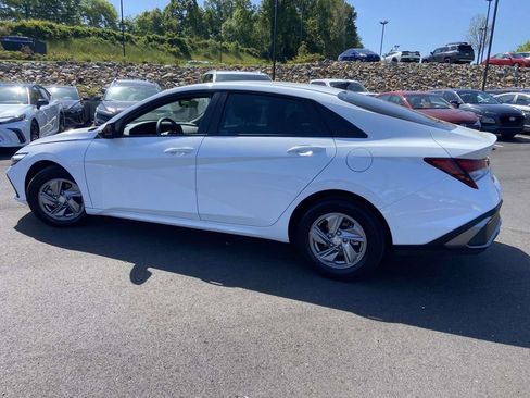 Certified 2025 Hyundai Elantra SE FWD image 6