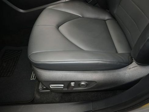 Used 2025 Toyota Highlander XLE image 11