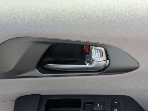 Used 2024 Chrysler Pacifica Touring-L FWD image 32