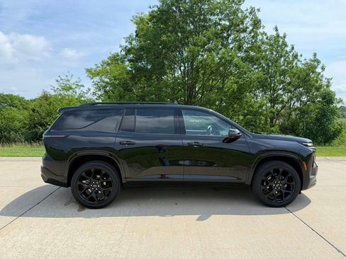 Used 2024 Chevrolet Traverse RS AWD/4WD image 2