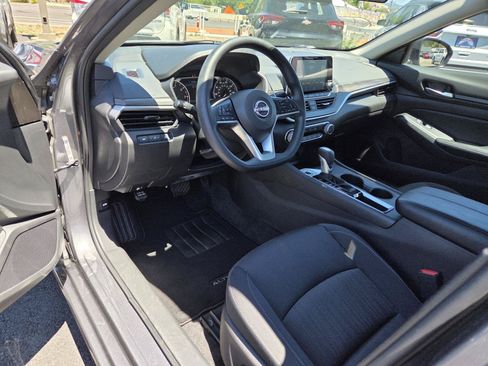 Used 2025 Nissan Altima 2.5 SV FWD image 11