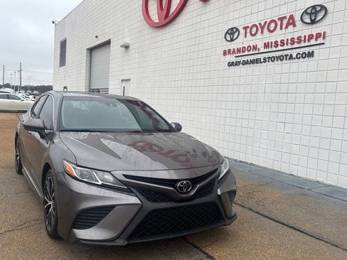 Used 2019 Toyota Camry SE image 3