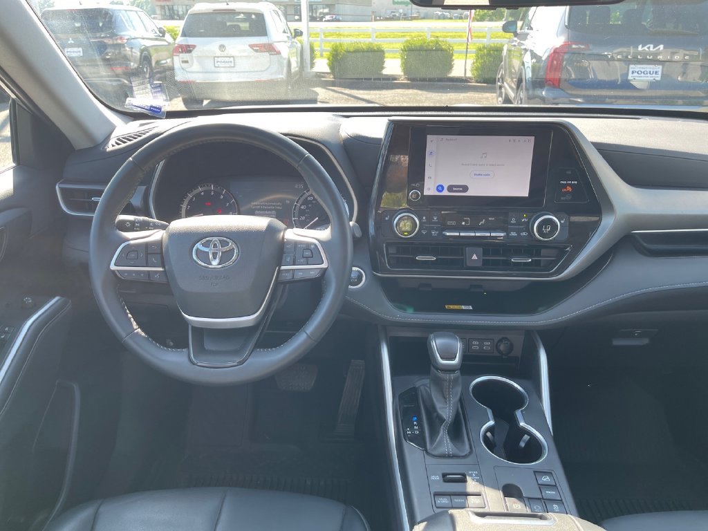 Used 2024 Toyota Highlander XLE AWD/4WD image 19