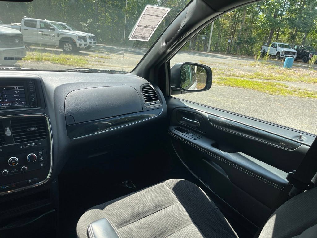 Used 2017 Dodge Grand Caravan SE FWD image 10