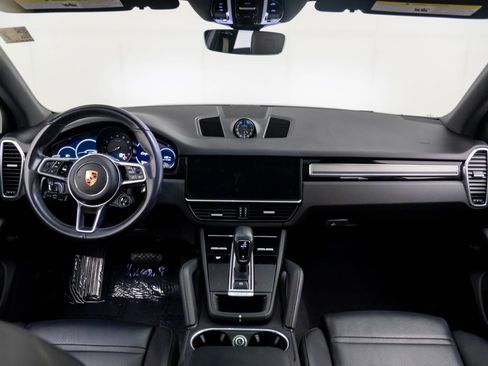 Certified 2023 Porsche Cayenne Platinum Edition image 11
