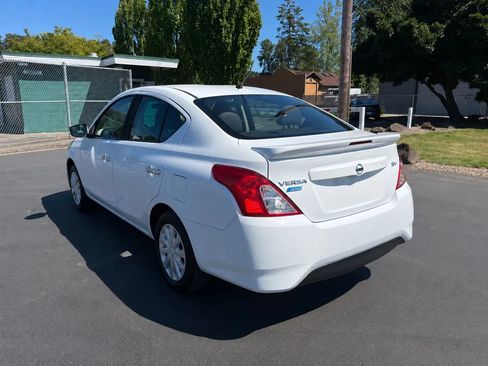 Used 2016 Nissan Versa SV FWD image 3