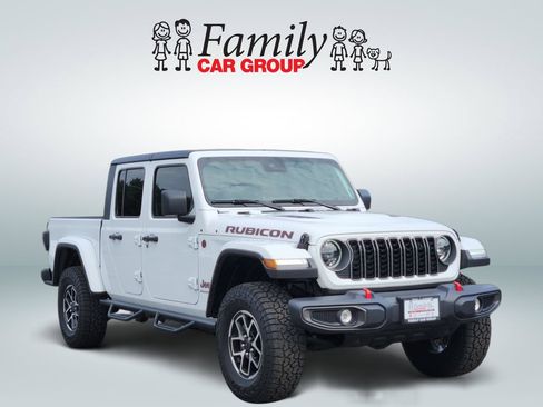 Used 2025 Jeep Gladiator Rubicon w/ Convenience Group AWD/4WD image 2