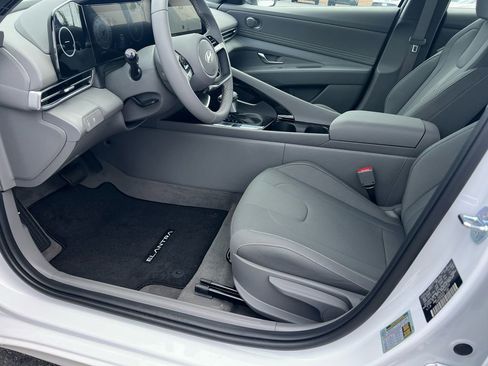 Certified 2025 Hyundai Elantra SEL FWD image 9