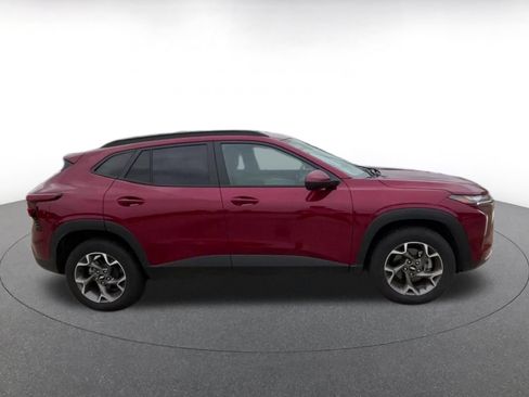 Used 2025 Chevrolet Trax LT FWD image 16
