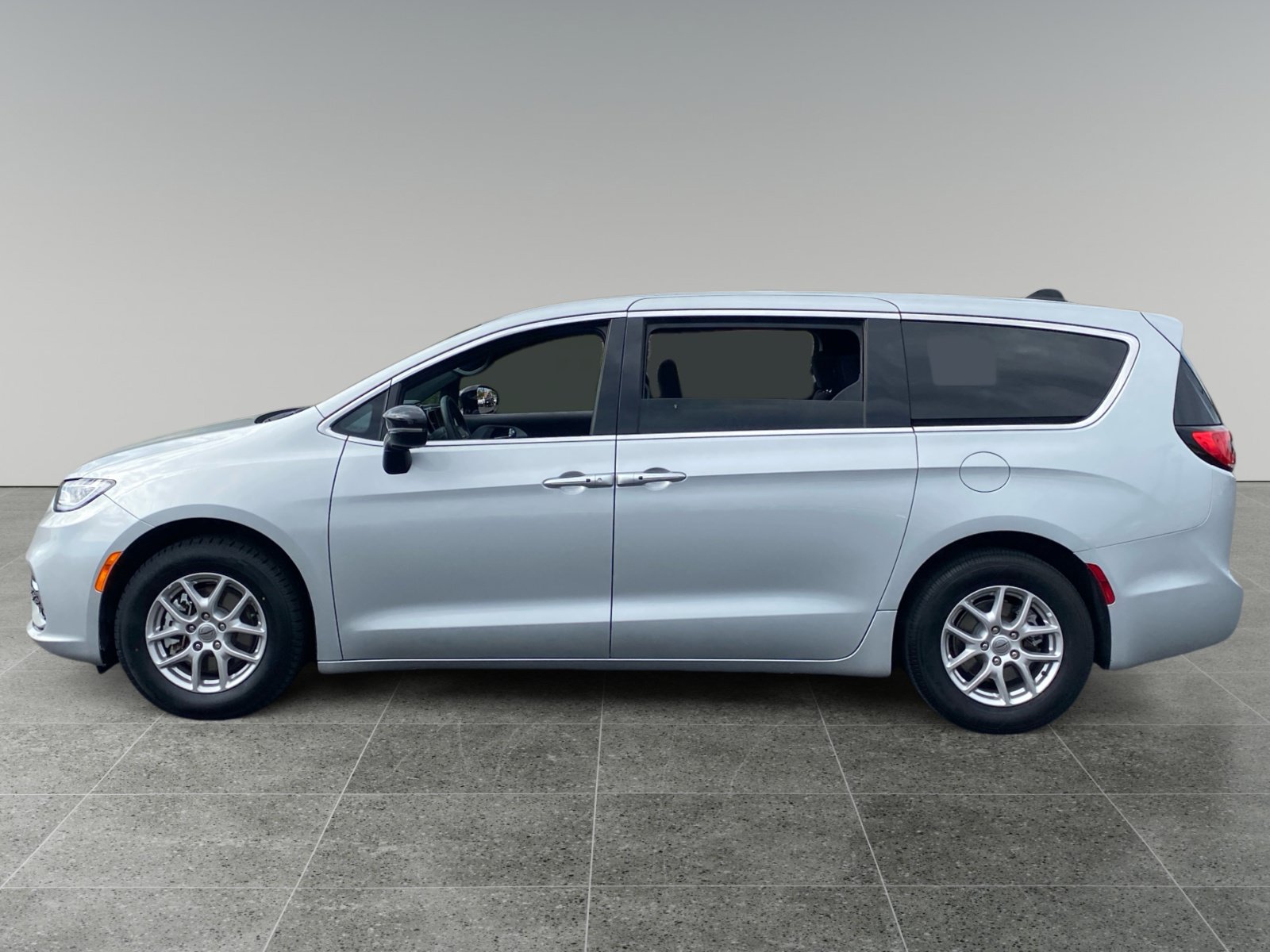 Used 2024 Chrysler Pacifica Touring FWD image 2
