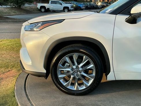 Used 2023 Toyota Highlander Limited FWD image 12