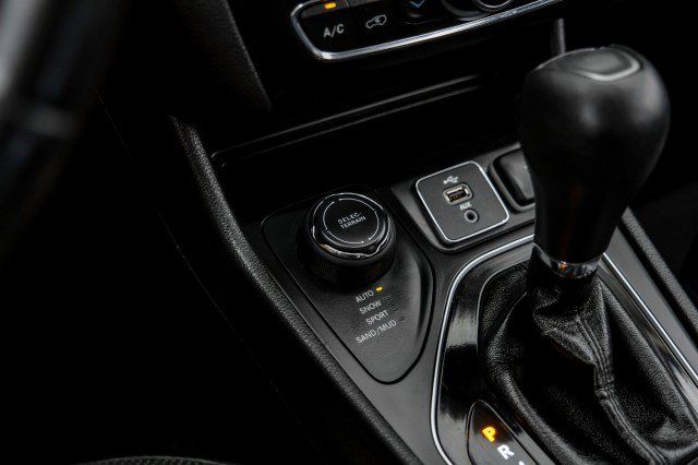 Used 2019 Jeep Cherokee Limited AWD/4WD image 24