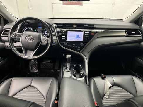 Used 2019 Toyota Camry SE image 4