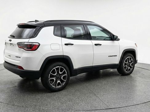 Used 2025 Jeep Compass Trailhawk AWD/4WD image 9